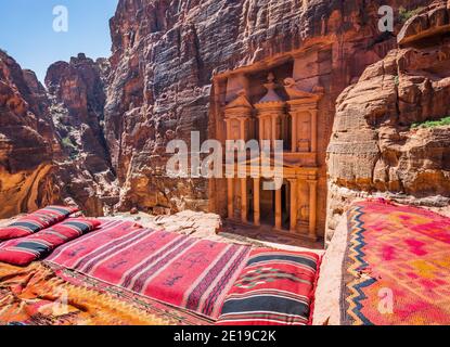 Petra, Giordania. Al-Khazneh (il Tesoro) a Petra, la capitale dell'antico regno Nabateo. Foto Stock