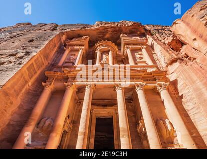 Petra, Giordania. Al-Khazneh (il Tesoro) a Petra, la capitale dell'antico regno Nabateo. Foto Stock