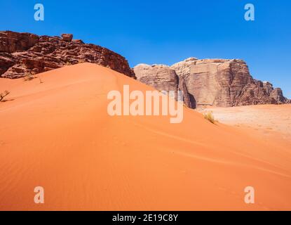 Dune di sabbia nel deserto di Wadi Rum, Giordania. Il deserto rosso. Foto Stock