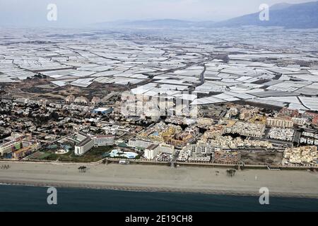 Spagna, Andalusia: Vista aerea di Roquetas de Mar e del "Mare di plastica" con la sua coltivazione di frutta e verdura sotto serre e teloni di plastica Foto Stock