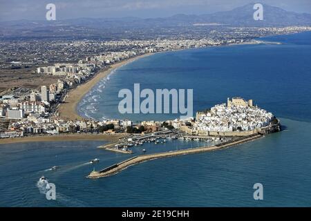 Spagna, Comunità Valenciana, Peniscola: Vista aerea della stazione balneare, le sue grandi spiagge e il porto turistico in fondo al castello "Castell del Pa Foto Stock