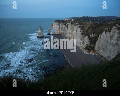 Vista panoramica di Etretat Chalk complesso bianche scogliere ponti naturali Aiguille ago sulla costa atlantica dell'oceano, Octeville sur Mer le Havre Seine M Foto Stock