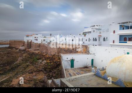 Moody si affaccia su Assilah, una storica città costiera fortificata sulla punta nord-occidentale della costa atlantica del Marocco. Foto Stock