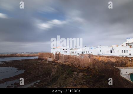 Moody si affaccia su Assilah, una storica città costiera fortificata sulla punta nord-occidentale della costa atlantica del Marocco. Foto Stock