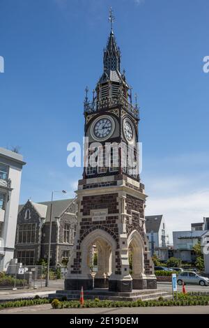 Clocktower a Christchurch Nuova Zelanda. I coni temporanei di recinzione e di pericolo rimangono come avvertimenti di instabilità a seguito dei terremoti del 2010 Foto Stock