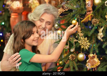 Sorridente bambina con nonna a Natale Foto Stock