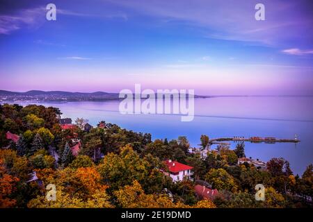 Spettacolare tramonto sul lago Balaton. Foto tratta dalla famosa collina dell'abbazia benedettina il 14 ottobre 2019 a Tihany, Ungheria. Foto Stock