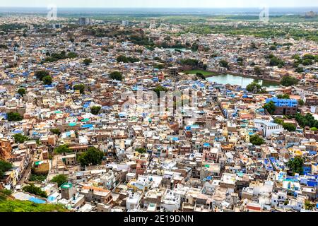 Vista di Jodhpur o la cosiddetta Città Blu, visto dalle torri di Mehrangarh o Forte Mehran, Rajasthan, India. Foto Stock