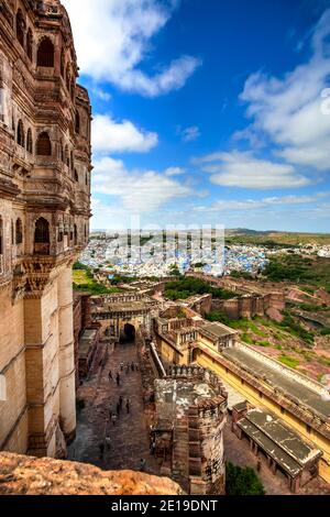 Vista di Jodhpur o la cosiddetta Città Blu, visto dalle torri di Mehrangarh o Forte Mehran, Rajasthan, India. Foto Stock