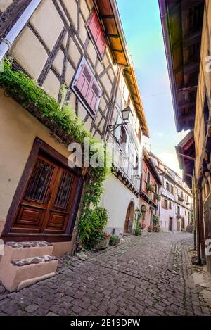 Il piccolo villaggio feudale di Eguisheim durante una giornata estiva. Foto scattata il 10 agosto 2019 nella regione dell'Alsazia in Francia. Foto Stock