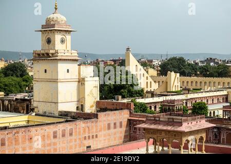 Vista sul complesso del palazzo cittadino di Jaipur dalla terrazza di Chandra Mahal, la residenza dell'ex famiglia reale di Jaipur, Rajasthan, India. Foto ta Foto Stock