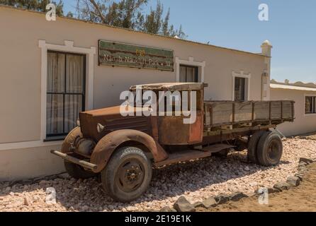 Vecchia auto nell'oasi di Goanikontes, Namibia Foto Stock