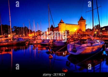 Forte e porto di Morges sul lago di Ginevra, parte della riviera svizzera, visto al crepuscolo. Foto scattata il 14 agosto 2019 a Morges, Svizzera. Foto Stock