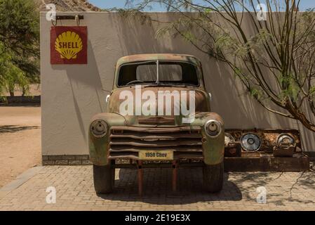 Vecchia auto nell'oasi di Goanikontes, Namibia Foto Stock