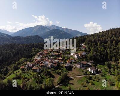 Panorama della città alpina svizzera di montagna Trin Digg in Imboden Grigioni Graubunden Svizzera in Europa Foto Stock