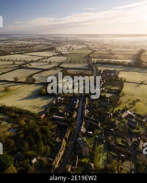 Foto di un drone aereo di un villaggio di Cotswolds, una scena rurale nella campagna inglese con case, proprietà e immobili nel mercato immobiliare del Regno Unito, Bourton on the Hill, Gloucestershire, Inghilterra Foto Stock