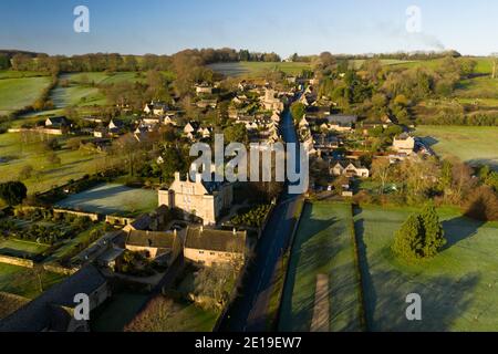 Foto di un drone aereo di una chiesa del villaggio di Cotswolds, una scena rurale nella campagna inglese con case, proprietà e immobili nel mercato immobiliare del Regno Unito, Bourton on the Hill, Gloucestershire, Inghilterra Foto Stock