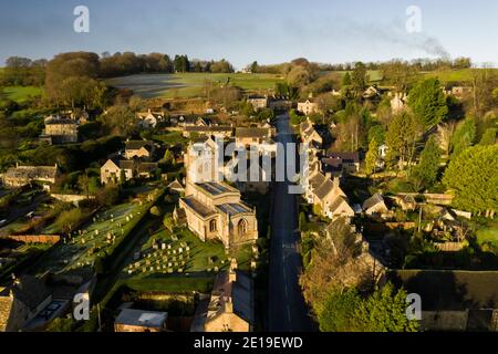 Foto di un drone aereo di una tranquilla strada vuota durante Coronavirus Covid 19 pandemico blocco in un villaggio di Cotswolds in Inghilterra, scenario rurale inglese con campagna, Gloucestershire Foto Stock