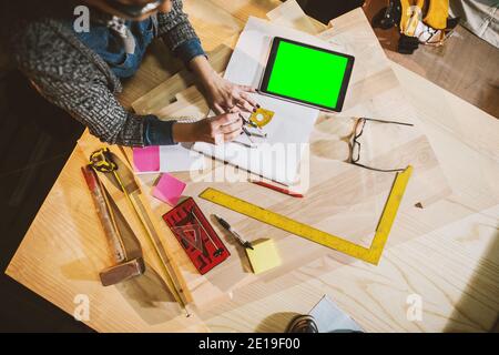 Vista dall'alto di strumenti, documenti e tablet in officina. Donna business concetto vista dall'alto Foto Stock