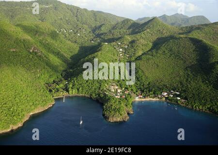 Martinica, Les Anses-d'Arlet: Vista aerea della baia di Òanse NoireÓ, con l'unica spiaggia di sabbia nera (vulcanica), a sud dell'isola Foto Stock