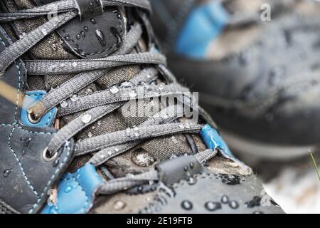 scarpe impermeabili da trekking. primo piano di calzature con gocce d'acqua piovana Foto Stock