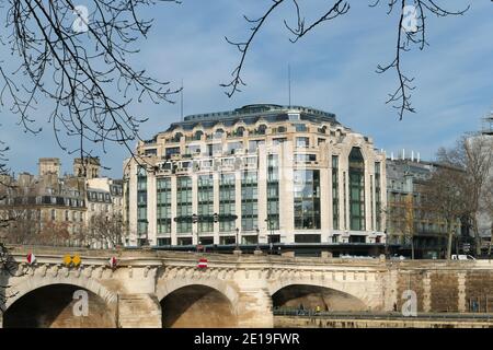 Parigi, Francia. Dicembre 30. 2020. Vista dell'edificio del grande magazzino Samaritaine. Pont Neuf in primo piano. Foto Stock