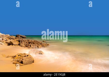 I mari calmi di Boca do Rio vicino Burgau in La regione dell'Algarve del Portogallo Foto Stock