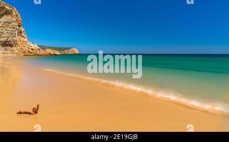 I mari calmi di Boca do Rio vicino Burgau in La regione dell'Algarve del Portogallo Foto Stock