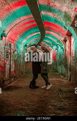 Utrecht Olanda Gennaio 2021, colorato tunnel Ganzemarkt illuminato di colore verde, blu, rosa nel centro di Utrecht, Paesi Bassi Foto Stock