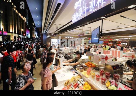 Pechino, Cina. 12 settembre 2020. I clienti fanno acquisti lungo il rinnovato East Nanjing Road Walkway a Shanghai, Cina orientale, 12 settembre 2020. Credit: Fang Zhe/Xinhua/Alamy Live News Foto Stock