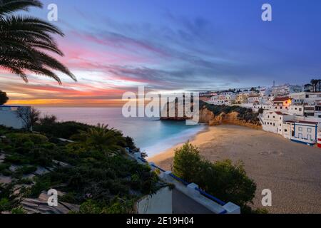 Tramonto nella località di Carvoeiro nella regione dell'Algarve Del Portogallo Foto Stock