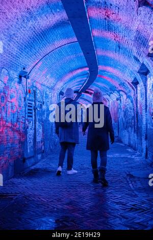 Utrecht Olanda Gennaio 2021, colorato tunnel Ganzemarkt illuminato di colore verde, blu, rosa nel centro di Utrecht, Paesi Bassi Foto Stock