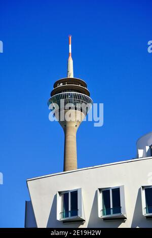 La Torre sul Reno, punto di riferimento di Düsseldorf, con una parte di un edificio bianco progettato dall'architetto Frank O. Gehry a 'Neuer Zollhof', Medienhafen. Foto Stock