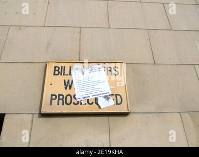 Bill manifesti saranno perseguiti a norma di legge Foto Stock