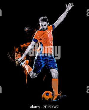 Un caucasian giocatore di calcio uomo isolato su sfondo nero con luce di verniciatura effetto di velocità Foto Stock