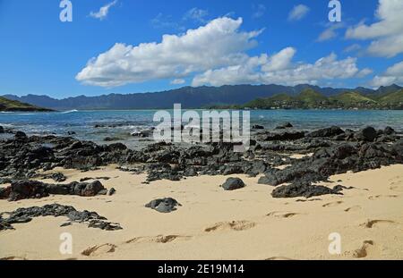 Rocce vulcaniche sulla spiaggia di Moku Nui - Oahu, Hawaii Foto Stock