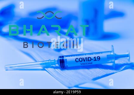 New delhi, India - 5 gennaio 2021: Vaccino biotech bharat chiamato siringa di covaxin su sfondo blu con maschera facciale. Concetto di scienza e vacci indiani Foto Stock