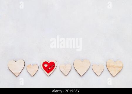 San Valentino sfondo. Cuori di legno su fondo di cemento, vista dall'alto. Concetto di giorno di San Valentino. Spazio di copia per il testo. Foto Stock