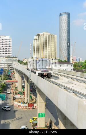 Bangkok, Thailandia - 19 Decemmber, 2020: Linea d'oro del treno elettrico che arriva alla stazione di Krung Thon Buri Foto Stock