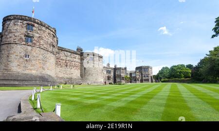 Vista esterna delle torri del Castello di Skipton a nord Yorkshire Foto Stock