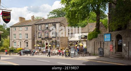 Il Castle Inn on Mill Bridge nel centro di La città mercato Yorkshire di Skipton Foto Stock