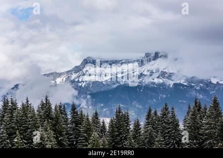 Vista delle cime del Monte Tête à l'Ane da Megève in una giornata invernale. Catena del massiccio del Monte Bianco vista dal lato francese. Foto Stock