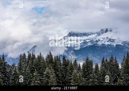 Vista delle cime del Monte Tête à l'Ane da Megève in una giornata invernale. Catena del massiccio del Monte Bianco vista dal lato francese. Foto Stock