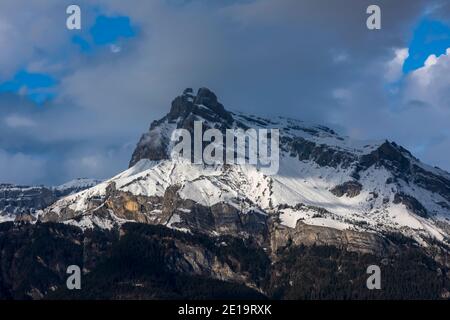 Vista delle cime del Monte Tête à l'Ane da Megève in una giornata invernale. Catena del massiccio del Monte Bianco vista dal lato francese. Foto Stock