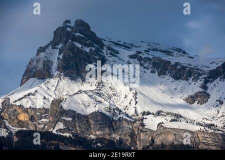 Vista delle cime del Monte Tête à l'Ane da Megève in una giornata invernale. Catena del massiccio del Monte Bianco vista dal lato francese. Foto Stock