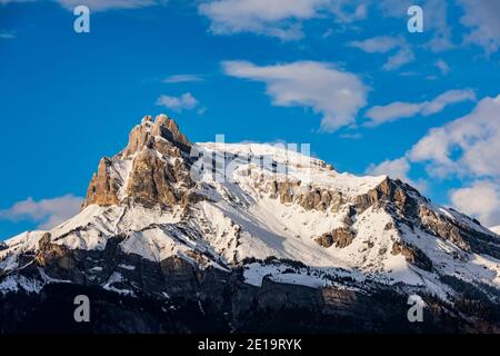 Vista delle cime del Monte Tête à l'Ane da Megève in una giornata invernale. Catena del massiccio del Monte Bianco vista dal lato francese. Foto Stock