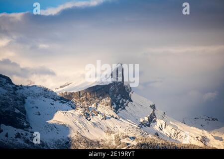 Vista delle cime del Monte Tête à l'Ane da Megève in una giornata invernale. Catena del massiccio del Monte Bianco vista dal lato francese. Foto Stock