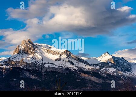 Vista delle cime del Monte Tête à l'Ane da Megève in una giornata invernale. Catena del massiccio del Monte Bianco vista dal lato francese. Foto Stock