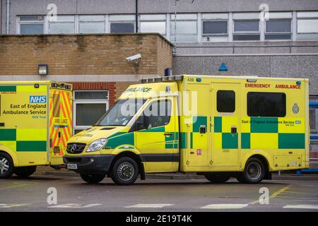 Ambulanze fuori dall'ospedale dell'università di Southend in Essex dopo che il primo ministro Boris Johnson ha ordinato un nuovo blocco nazionale per l'Inghilterra che significa che le persone potranno lasciare le loro case solo per motivi limitati, con misure previste per rimanere in atto fino a metà febbraio. Foto Stock