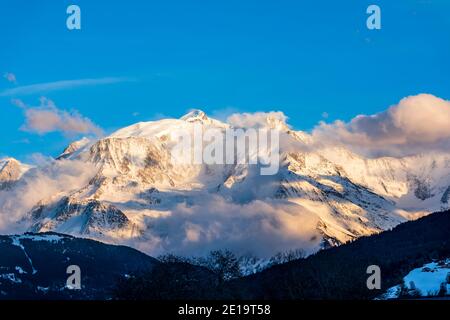 Massiccio del Monte Bianco immerso nelle nuvole in una giornata invernale. Catena del massiccio del Monte Bianco vista dal lato francese. Foto Stock